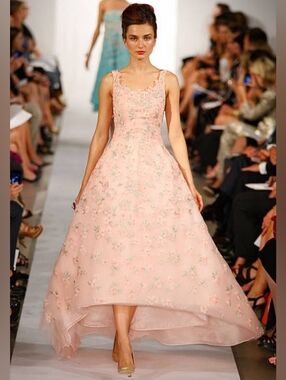 $12,500 OSCAR DE LA RENTA SOFT PINK SILK FLORAL ESTABLISHED RUNWAY GOWN US 6